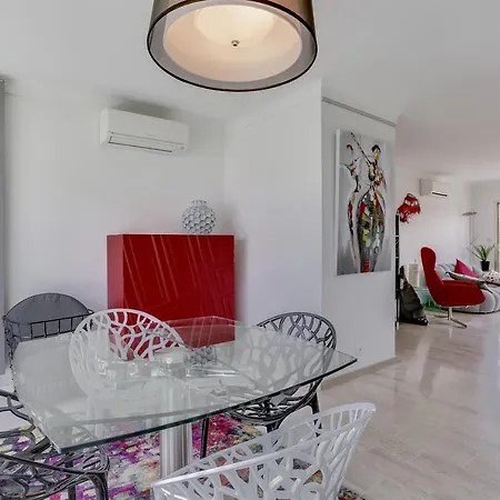 아파트 Upstays - Apartment With Terrace - A C - Parking